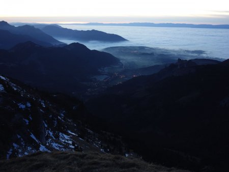 La vallée de Bernex et le pays de Gavot s’endorment à la limite de la mer de nuages.