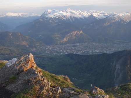 Derrière Cluses et la vallée de l’Arve, les Aravis.