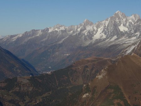 Regard vers la vallée de Chamonix, sous ses aiguilles...