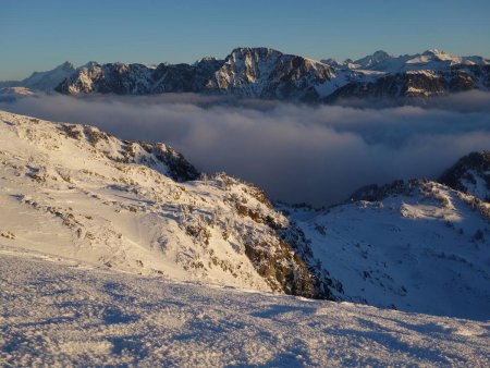 Derrière les nuages, le Grand Galbert.