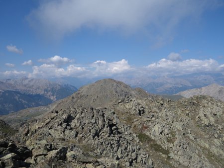 A gauche le Pic de Peyre Eyraute et au centre le Mont Chenaillet sommet voisin