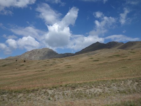 Sur la droite dernier regard sur le Chenaillet et le Grand Charvia