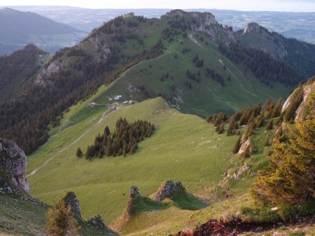 Le raide versant de descente.