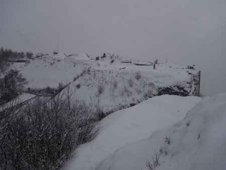 Regard vers l’envers du fort de Saint-Eynard.