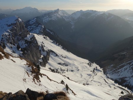 On domine le vallon de Mayse descendant vers Entremont.