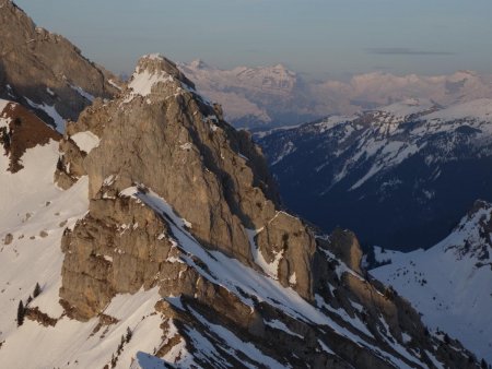 Regard vers le Buclon, seul sommet non «randonnable» de la chaîne.