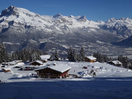 Le départ, dans une journée de grand beau hivernal.