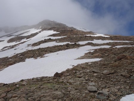 Arrivée à l’Aiguille de Laisse, chahutée par les nuages.