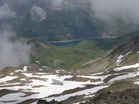 De l’autre côté, vue dégagée sur la vallée.