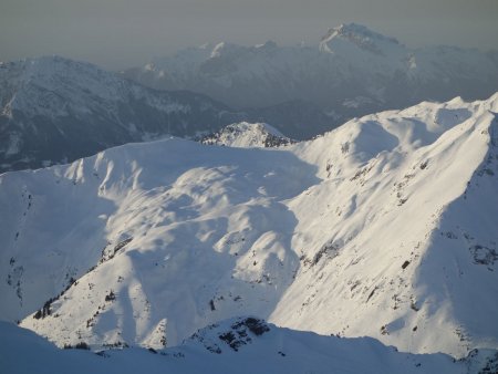 Derrière le Col des Lacs, la Dent de Cons et la Tournette.