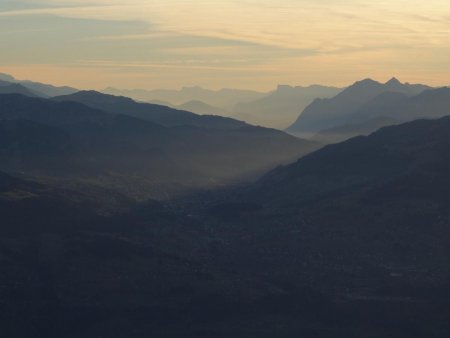 Tout au fond derrière Mégève, la barrière est du Vercors, des Ramées au Grand Veymont...