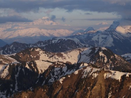 Au loin, le Grand Combin domine les nuages.