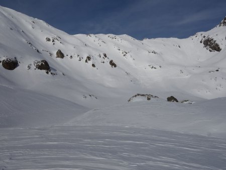 Au replat des lacs du Vénétier, vue sur la montée finale vers la Cime de la Jasse.