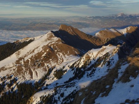 Derrière le Pic Boré, le plateau suisse émerge du brouillard...