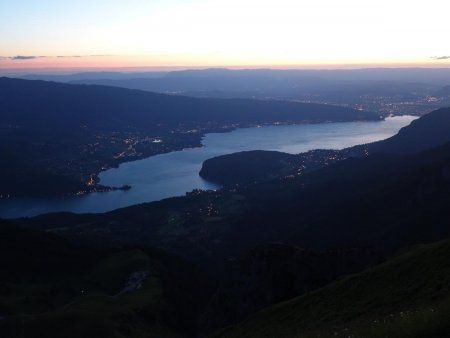 La nuit tombe sur le lac d’Annecy...