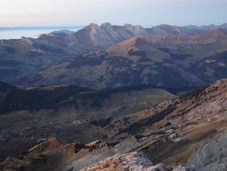 Vue sur la vallée des Confins et les Bornes.