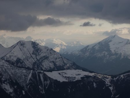 Un regard vers le sud, sous les nuages.