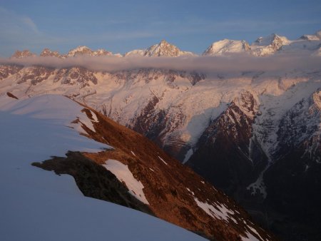 Les hauts sommets réapparaissent au dessus des nuages...