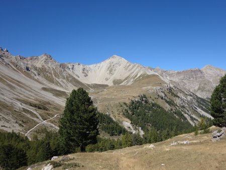 Sur le versant opposé le Pic de Peyre Eyraute et les chalets de l’Orcière