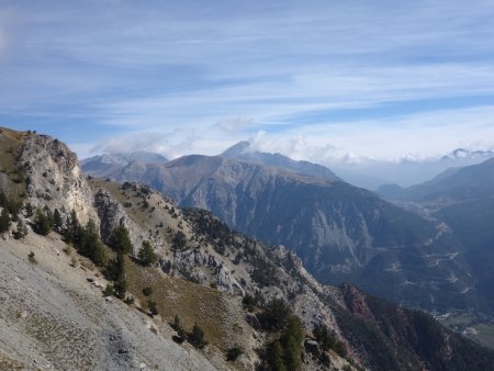 La vue s’ouvre sur les sommets est. Ici la crête du Chalvet sous le Mont Chaberton