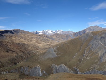 Le massif des Grandes Rousses et à droite le Pic du Mas de la Grave