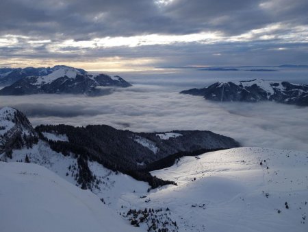 Derrière le Môle et les Brasses, la plaine de l’Arve sous les nuages...