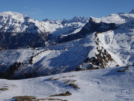 Malgré le foehn, il reste pas mal de neige dans le Haut-Giffre.