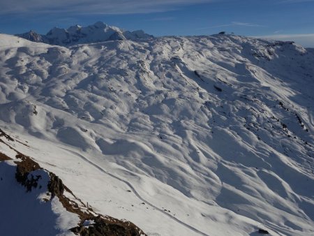 Le lapiaz des Grandes Platières, barré de pistes de ski...