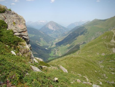 Vue sur le val d’Entremont et le Catogne (2598m) lors de la montée sur la crête, vers Tita de Bou et la Pointe de Penne.