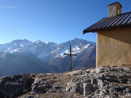 La chapelle du Cros et la croix face aux Écrins