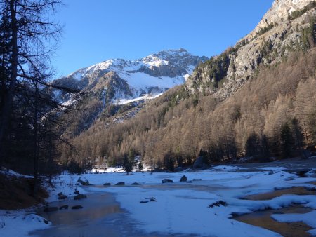 Le plateau situé sous le lac de l’Orceyrette  dominé par le Pic de Peyre Eyraute