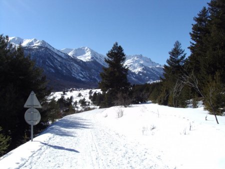 La route, et le massif des Cerces