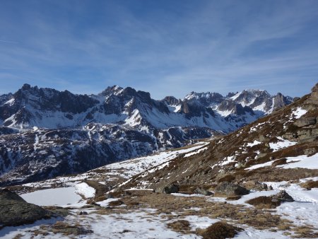 Queyrellin, Crête de la Casse Blanche, Tête de la Cassille, Pic de la Moulinière,  Pointe des Cerces vus au dessus du lac Laramon