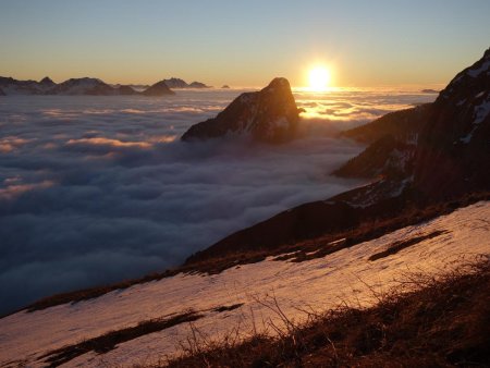 Le soleil descend derrière le Mont Chauffé...