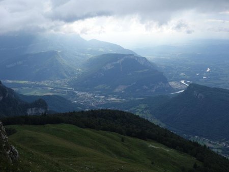 Vue vers Voreppe, la Dent de Moirans et le Bec de l’Echaillon, extrémité nord du Vercors.