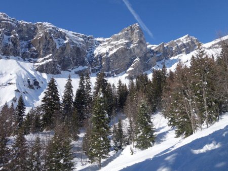 Sous d’impressionantes falaises...