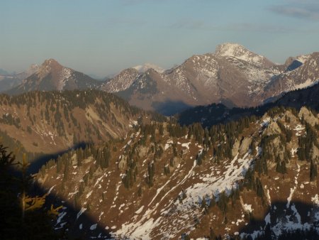 Vue sur le Chablais central, dominé par le Mont de Grange.