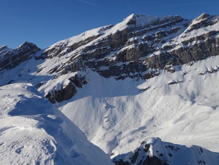 De l’autre côté, la falaise des Avoudrues...