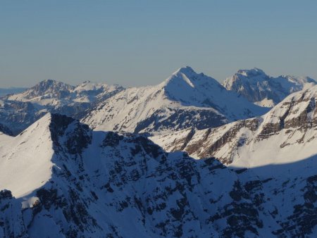 Au loin, les hauts sommets du Chablais : Dent et Château d’Oche, Mont de Grange, Cornettes de Bise...