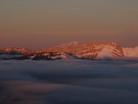 Au loin derrière les Lances de Malissard, le Mont Blanc...