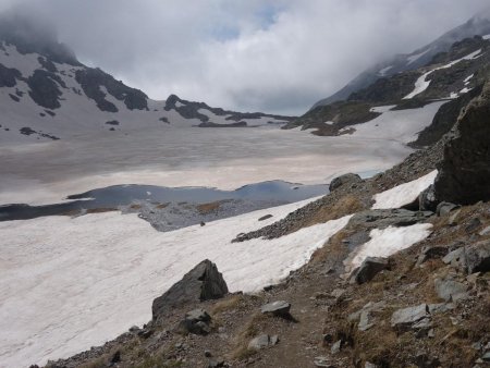 Lac encore bien pris par la glace...