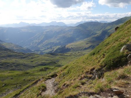 Derrière le col, les pentes tranquilles du vallon d’Hauteluce.