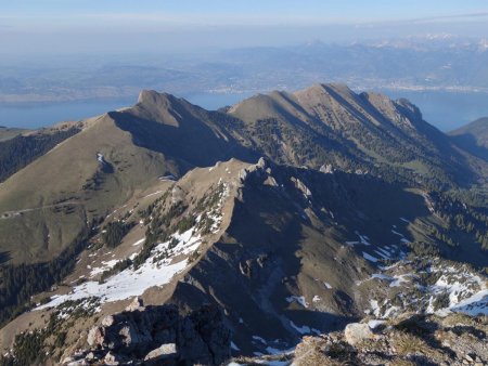 La chaîne du Pic Boré sur fond de lac Léman.