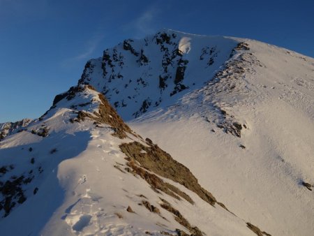 Regard arrière vers le sommet.