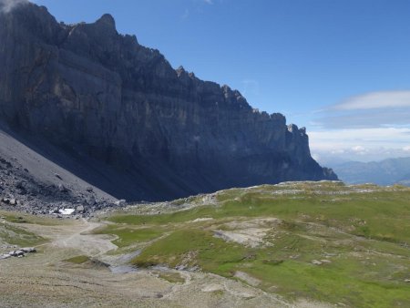 Derrière le col, la montagne d’Anterne, dominée par les Fiz...