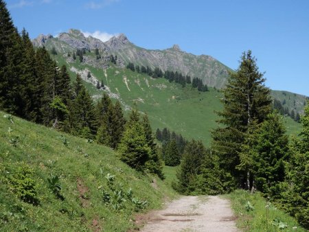 Tout au fond, le Roc d’Enfer se découvre...