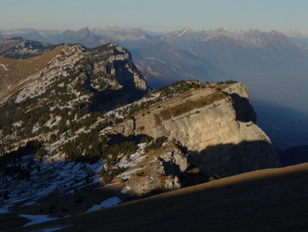 Au loin, les sommets des Bauges et la Tournette.