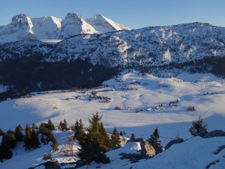 La vue s’élargit, face aux Rochers de Leschaux et aux hauts sommets des Bornes...