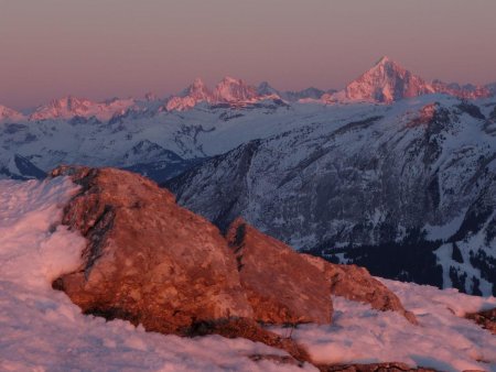 Au loin, les aiguilles du massif du Mont Blanc prennent encore le soleil...