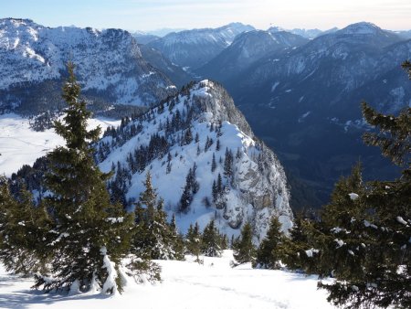 Regard arrière sur la crête durant la montée au sommet.